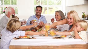 Familj som lyfter deras exponeringsglas på familjmatställen lager videofilmer Familj som lyfter deras exponeringsglas på familjmatställen lager videofilmer