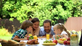 Familj som tycker om lukten av doftande pizza, italiensk kokkonst, mathemsändning arkivbilder Familj som tycker om lukten av doftande pizza, italiensk kokkonst, mathemsändning arkivbilder