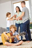 Familjdans och danandemusik arkivbild Familjdans och danandemusik arkivbild
