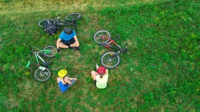 Familjen som utomhus cyklar på flyg- sikt för cyklar från över, lyckliga aktiva föräldrar med barnet, har gyckel och kopplar av p royaltyfri fotografi Familjen som utomhus cyklar på flyg- sikt för cyklar från över, lyckliga aktiva föräldrar med barnet, har gyckel och kopplar av p royaltyfri fotografi