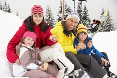 Familjen som äter smörgåsen skidar på, ferie i berg royaltyfri fotografi Familjen som äter smörgåsen skidar på, ferie i berg royaltyfri fotografi