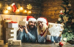 Familjlyckabegrepp Positiva sinnesrörelseansiktsuttryck Lycklig familjjul vinterferier och folk royaltyfri fotografi Familjlyckabegrepp Positiva sinnesrörelseansiktsuttryck Lycklig familjjul vinterferier och folk royaltyfri fotografi