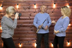 Familjskämtet Familjen spelar ett roligt läge på en fotofors arkivfoton Familjskämtet Familjen spelar ett roligt läge på en fotofors arkivfoton