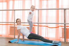Familjsportgymnastik royaltyfria bilder Familjsportgymnastik royaltyfria bilder