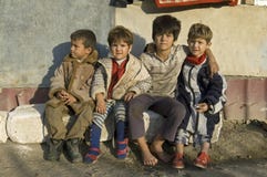 Familjstående av fattiga Roma Gypsies, Rumänien royaltyfri fotografi Familjstående av fattiga Roma Gypsies, Rumänien royaltyfri fotografi