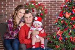 Familjstående för lycklig jul Att le uppfostrar med behandla som ett barn dottern hemma som firar nytt år jul min version för por royaltyfri fotografi Familjstående för lycklig jul Att le uppfostrar med behandla som ett barn dottern hemma som firar nytt år jul min version för por royaltyfri fotografi