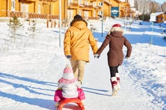Famille active le week-end d'hiver images stock Famille active le week-end d'hiver images stock
