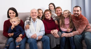 Famille adulte faisant de nombreuses photos photographie stock libre de droits Famille adulte faisant de nombreuses photos photographie stock libre de droits