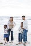 Famille afro-américain heureux ensemble sur la plage image stock Famille afro-américain heureux ensemble sur la plage image stock