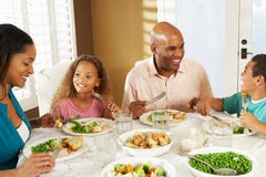 Famille appréciant le repas à la maison image stock Famille appréciant le repas à la maison image stock