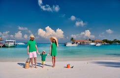 Famille avec le gar?on trois an sur la plage photo stock Famille avec le gar?on trois an sur la plage photo stock