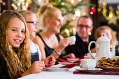 Famille ayant le temps traditionnel de café de Noël photographie stock Famille ayant le temps traditionnel de café de Noël photographie stock