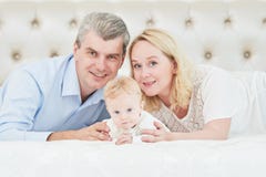 Famille de Parenting Mère et père jouant avec le petit bébé nouveau-né Photos stock Famille de Parenting Mère et père jouant avec le petit bébé nouveau-né Photos stock