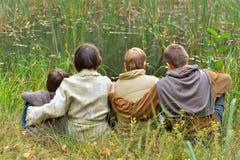 Famille de quatre en stationnement Images stock Famille de quatre en stationnement Images stock