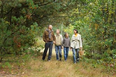 Famille de quatre en stationnement Image libre de droits Famille de quatre en stationnement Image libre de droits