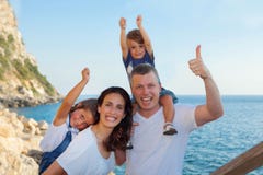 Famille des vacances, papa de maman et enfants photographie stock Famille des vacances, papa de maman et enfants photographie stock