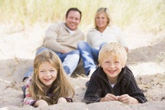 Famille détendant sur le sourire de plage photo libre de droits Famille détendant sur le sourire de plage photo libre de droits