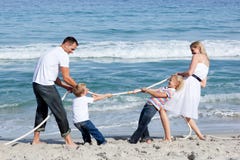 Famille Excited jouant le conflit Famille Excited jouant le conflit