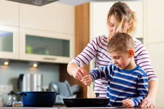 Famille faisant cuire dans la cuisine photo stock Famille faisant cuire dans la cuisine photo stock