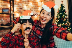 Famille faisant le visage drôle prenant le selfie à la maison image libre de droits Famille faisant le visage drôle prenant le selfie à la maison image libre de droits