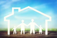 Famille forte heureuse dans la maison Photos stock Famille forte heureuse dans la maison Photos stock