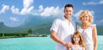 Famille heureuse au-dessus de fond de bora de bora photo libre de droits Famille heureuse au-dessus de fond de bora de bora photo libre de droits