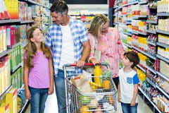 Famille heureuse au supermarché photos libres de droits Famille heureuse au supermarché photos libres de droits