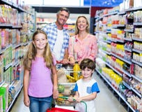 Famille heureuse au supermarché image stock Famille heureuse au supermarché image stock