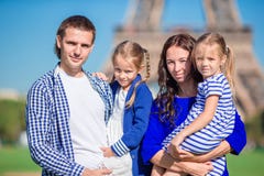 Famille heureuse avec deux enfants à Paris près de Tour Eiffel photographie stock libre de droits Famille heureuse avec deux enfants à Paris près de Tour Eiffel photographie stock libre de droits