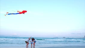 Famille heureuse avec le lancement d'enfant un cerf-volant, un père de mère et une fille jouant avec le cerf-volant plus ancien à banque de vidéos Famille heureuse avec le lancement d'enfant un cerf-volant, un père de mère et une fille jouant avec le cerf-volant plus ancien à banque de vidéos
