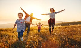Famille heureuse : mère, père, enfants fils et fille sur le coucher du soleil photo stock Famille heureuse : mère, père, enfants fils et fille sur le coucher du soleil photo stock