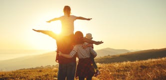 Famille heureuse : mère, père, enfants fils et fille sur le coucher du soleil images stock Famille heureuse : mère, père, enfants fils et fille sur le coucher du soleil images stock