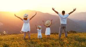 Famille heureuse : mère, père, enfants fils et fille sur le sunse Famille heureuse : mère, père, enfants fils et fille sur le sunse