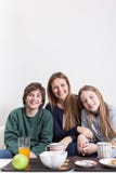 Famille heureuse s'asseyant dans le divan photo libre de droits Famille heureuse s'asseyant dans le divan photo libre de droits