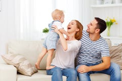 Famille heureuse à la maison photographie stock Famille heureuse à la maison photographie stock