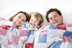 Famille heureux dans le bâti Famille heureux dans le bâti