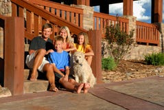 Famille heureux sur des opérations avant image stock Famille heureux sur des opérations avant image stock