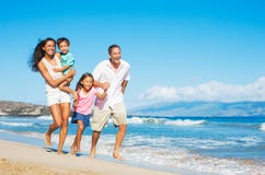 Famille heureux sur la plage