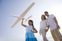 Famille hispanique et fille ayant l'amusement avec l'avion de jouet images stock Famille hispanique et fille ayant l'amusement avec l'avion de jouet images stock