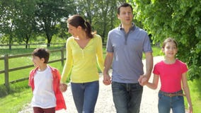 Famille hispanique marchant dans la campagne banque de vidéos Famille hispanique marchant dans la campagne banque de vidéos