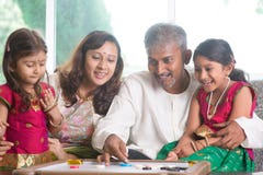 Famille indienne jouant le jeu de carrom photos libres de droits Famille indienne jouant le jeu de carrom photos libres de droits