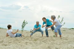 Famille jouant au football Images libres de droits Famille jouant au football Images libres de droits
