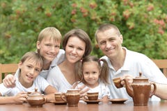 Famille mangeant des fruits en été photos libres de droits Famille mangeant des fruits en été photos libres de droits