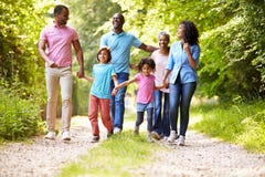 Famille multi d'Afro-américain de génération sur la promenade de pays Famille multi d'Afro-américain de génération sur la promenade de pays