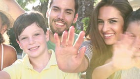 Famille multi de génération se tenant dehors et ondulant banque de vidéos Famille multi de génération se tenant dehors et ondulant banque de vidéos