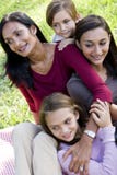 Famille multiculturelle moderne heureuse photo libre de droits Famille multiculturelle moderne heureuse photo libre de droits