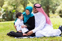 Famille musulmane dehors Photographie stock Famille musulmane dehors Photographie stock