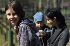 Famille, mère avec sa fille et fils en voyage dans les bois photographie stock Famille, mère avec sa fille et fils en voyage dans les bois photographie stock