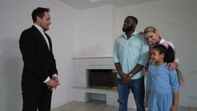 Famille regardant autour de la maison avec le vrai agent immobilier clips vidéos Famille regardant autour de la maison avec le vrai agent immobilier clips vidéos