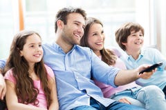 Famille regardant la TV Famille regardant la TV